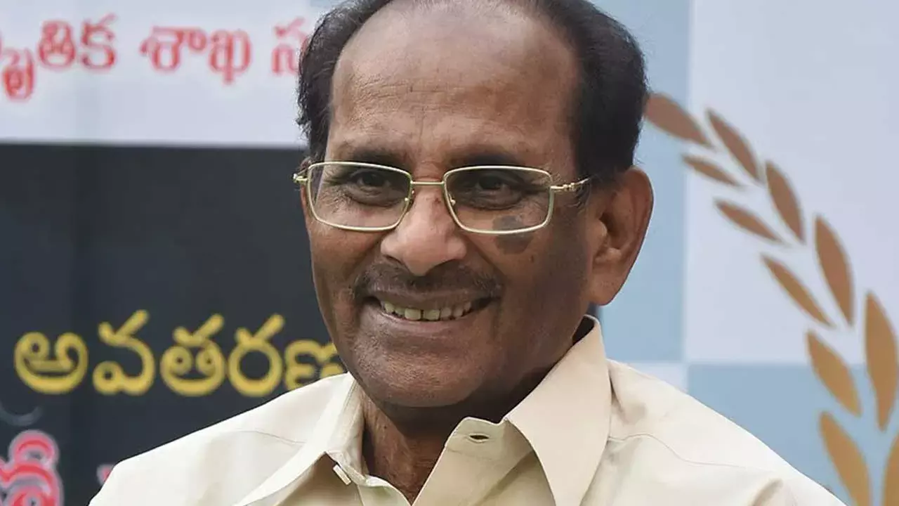 Director :  విజయేంద్రప్రసాద్ చెత్త డైరెక్టర్.. అలా చెప్పిన స్టార్ డైరెక్టర్ ఎవరో తెలుసా..? Director :  విజయేంద్రప్రసాద్ చెత్త డైరెక్టర్.. అలా చెప్పిన స్టార్ డైరెక్టర్ ఎవరో తెలుసా..?