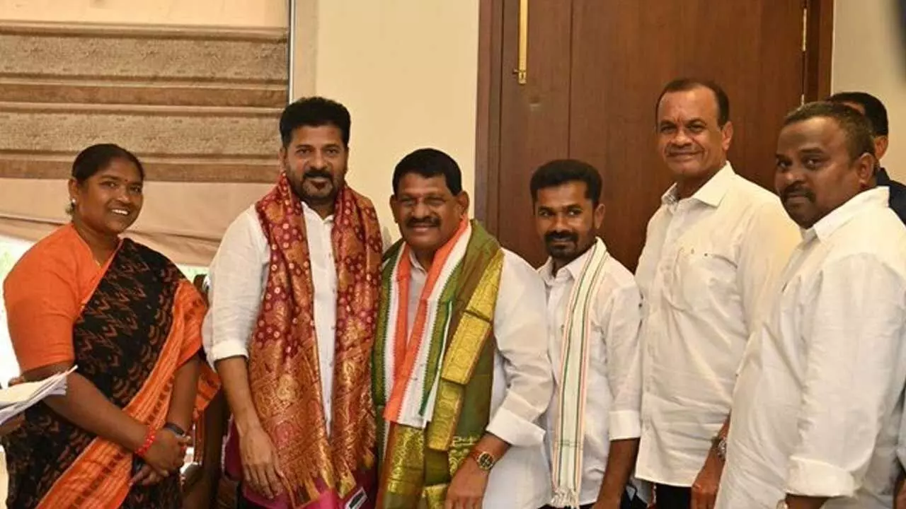 TS : కాంగ్రెస్లో చేరిన బీఆర్ఎస్ మాజీ ఎమ్మెల్యే TS : కాంగ్రెస్లో చేరిన బీఆర్ఎస్ మాజీ ఎమ్మెల్యే