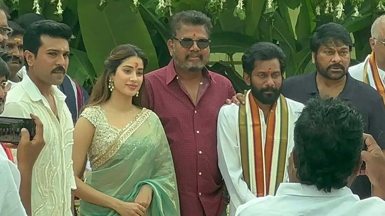 RC16 Update : చెర్రీ, జాన్వీ సినిమాలో అబ్బనీ తియ్యనీ దెబ్బ సాంగ్ రీమిక్స్ RC16 Update : చెర్రీ, జాన్వీ సినిమాలో అబ్బనీ తియ్యనీ దెబ్బ సాంగ్ రీమిక్స్