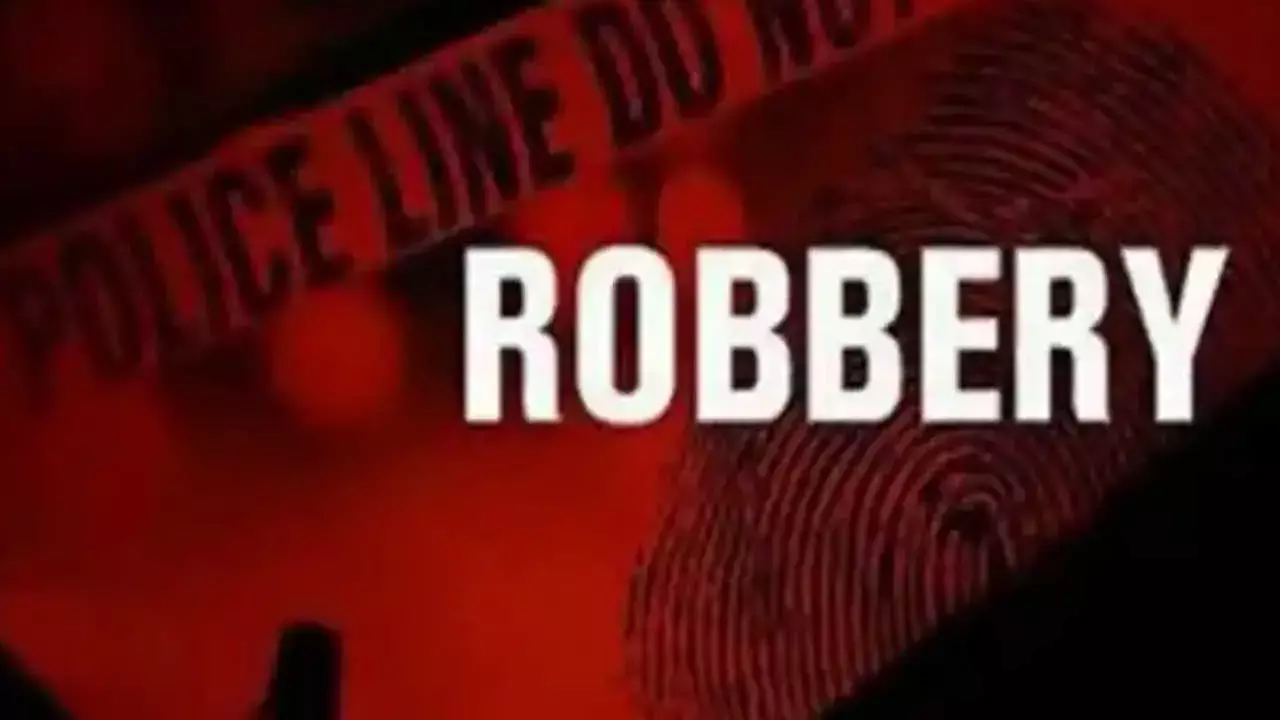 Robbery : అర్ధరాత్రి దొంగల హల్ చల్.. నాలుగు ఇళ్లలో చోరీ Robbery : అర్ధరాత్రి దొంగల హల్ చల్.. నాలుగు ఇళ్లలో చోరీ