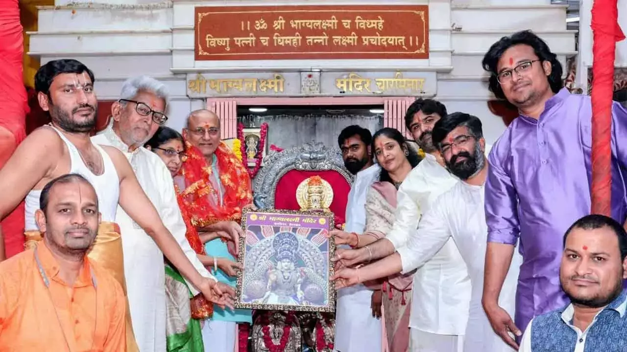 TS : చార్మినార్ భాగ్యలక్ష్మి అమ్మవారిని దర్శించుకున్న కొత్త గవర్నర్ TS : చార్మినార్ భాగ్యలక్ష్మి అమ్మవారిని దర్శించుకున్న కొత్త గవర్నర్