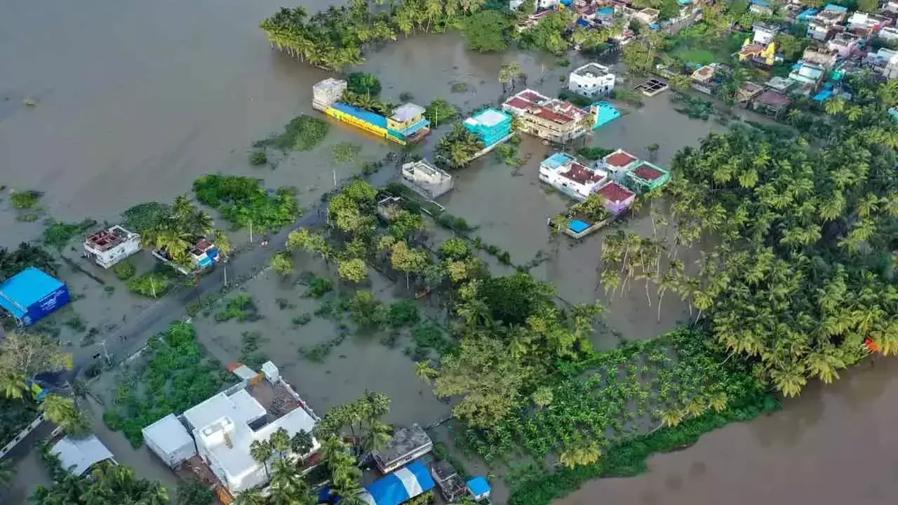 Tamilnadu : తమిళనాడులో భారీ వర్షాలు.. జలమయమైన పలు ప్రాంతాలు Tamilnadu : తమిళనాడులో భారీ వర్షాలు.. జలమయమైన పలు ప్రాంతాలు
