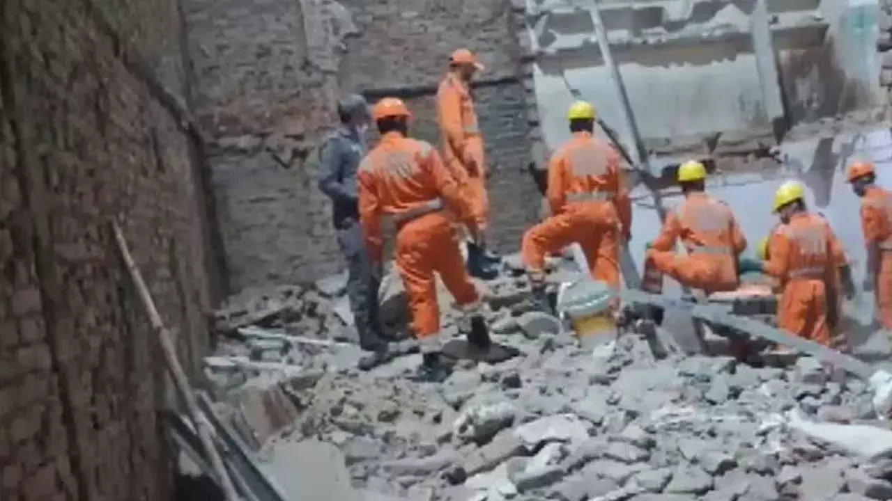 Building Collapse : రెండంతస్తుల భవనం కూలి.. ఇద్దరు మృతి