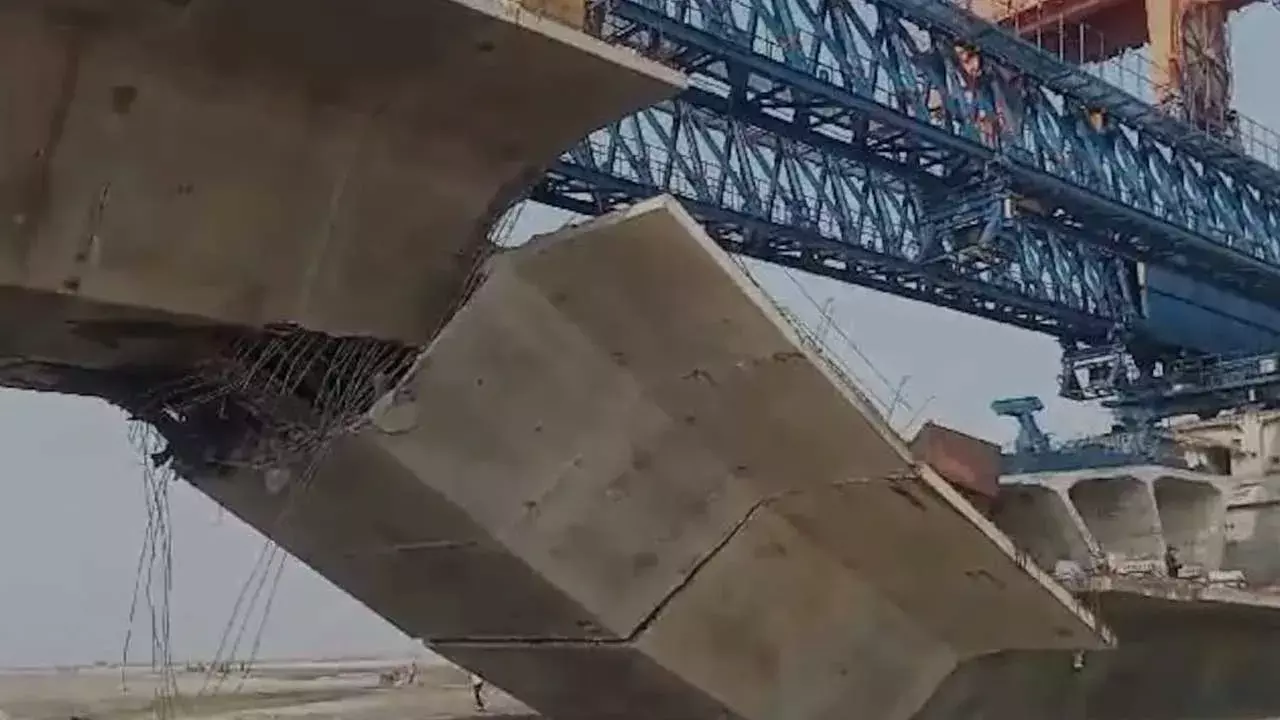 Bridge Collapse : నిర్మాణంలో ఉండగా కూలిన బ్రిడ్జి.. శిథిలాల కింద 30 మంది