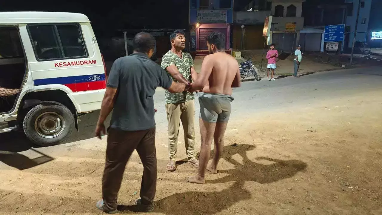 Police Constable : మామూళ్లు ఇవ్వలేదని లారీ డ్రైవర్ పై కానిస్టేబుళ్ల దాడి Police Constable : మామూళ్లు ఇవ్వలేదని లారీ డ్రైవర్ పై కానిస్టేబుళ్ల దాడి