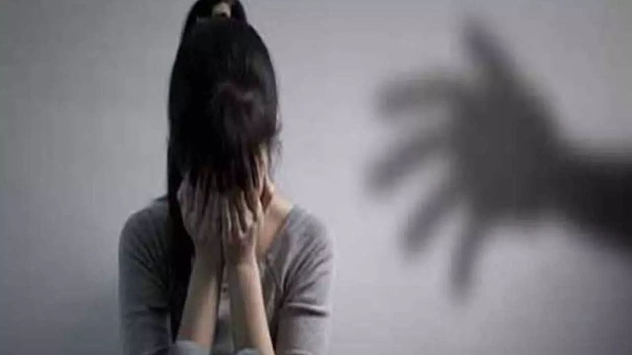 Sexual Harassment : విద్యార్థినులపై ఉపాధ్యాయుడి లైంగిక వేధింపులు Sexual Harassment : విద్యార్థినులపై ఉపాధ్యాయుడి లైంగిక వేధింపులు
