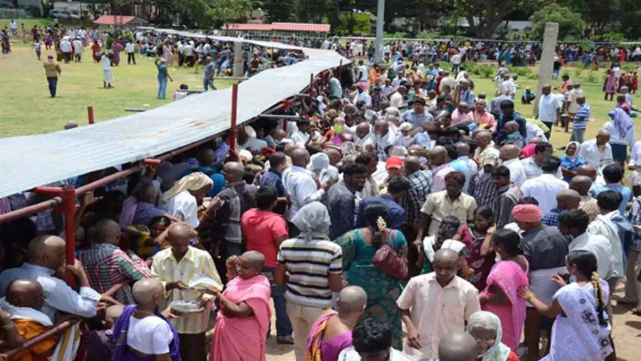 TTD : తిరుమలలో భక్తుల రద్దీ .. దర్శనానికి 12 గంటల టైమ్