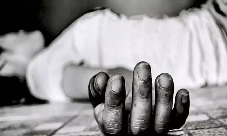 క్లాస్ రూమ్ లో బర్త్ డే పార్టీ.. లెక్చరర్ మందలించడంతో యువతి.. క్లాస్ రూమ్ లో బర్త్ డే పార్టీ.. లెక్చరర్ మందలించడంతో యువతి..