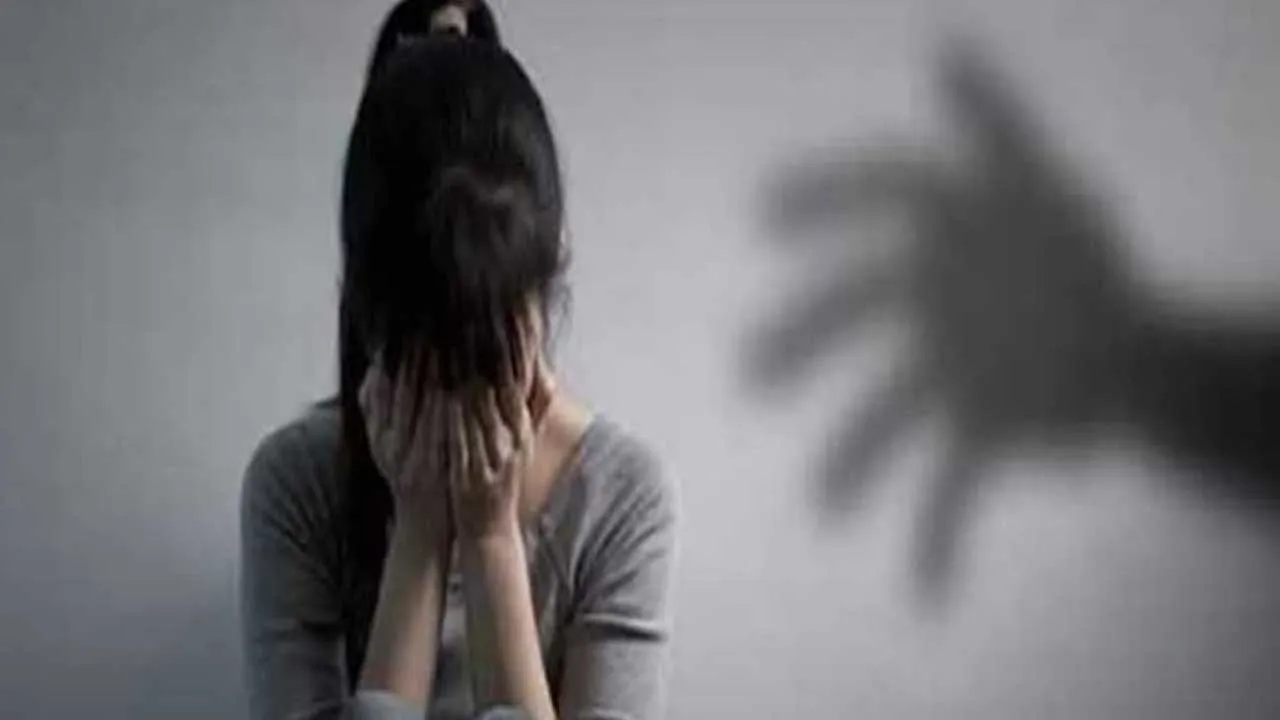 Sexual Harassment : విద్యార్థినులపై ఉపాధ్యాయుడి లైంగిక వేధింపులు Sexual Harassment : విద్యార్థినులపై ఉపాధ్యాయుడి లైంగిక వేధింపులు