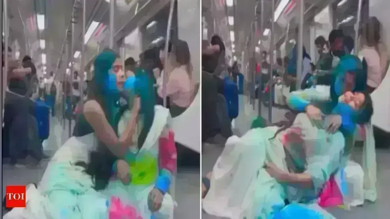 Metro Rail: ఢిల్లీ మెట్రో రైలులో రెచ్చిపోయిన యువతులు.. Metro Rail: ఢిల్లీ మెట్రో రైలులో రెచ్చిపోయిన యువతులు..