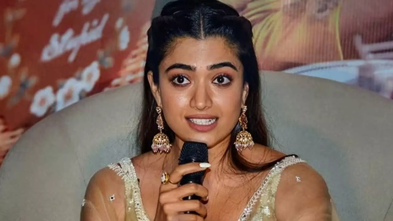 Rashmika Mandanna : 5 నెలలు దూరంగా ఉన్నా.. ఇక ఉండలేను : రష్మిక Rashmika Mandanna : 5 నెలలు దూరంగా ఉన్నా.. ఇక ఉండలేను : రష్మిక