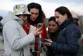 Kate Middleton: బ్రిటన్ రాజభవనానికి  పెరిగిన ప్రజలు తాకిడి Kate Middleton: బ్రిటన్ రాజభవనానికి  పెరిగిన ప్రజలు తాకిడి