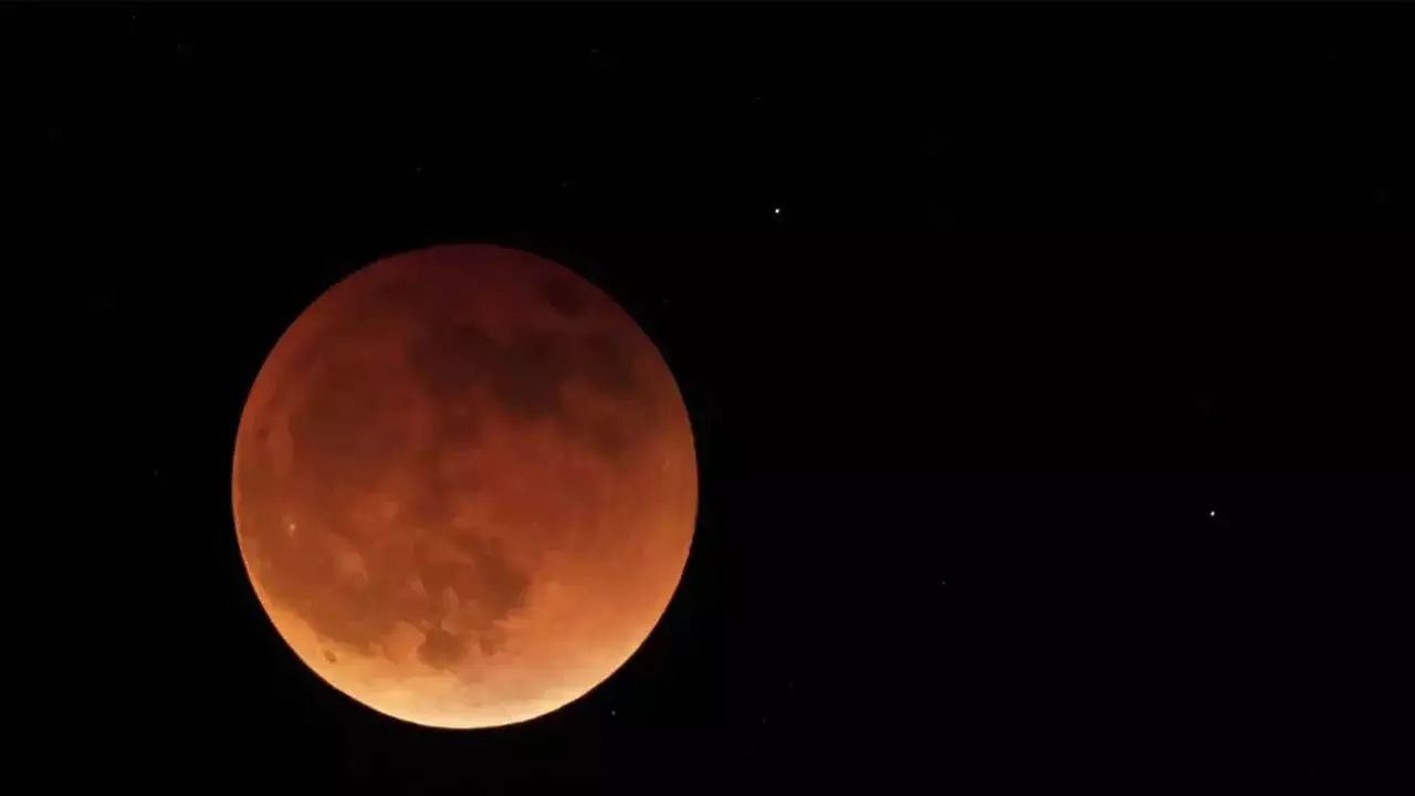 Lunar Eclipse : చంద్రగ్రహణం.. మధ్యాహ్నం వరకు ఈ రాశుల వారు జాగ్రత్త Lunar Eclipse : చంద్రగ్రహణం.. మధ్యాహ్నం వరకు ఈ రాశుల వారు జాగ్రత్త