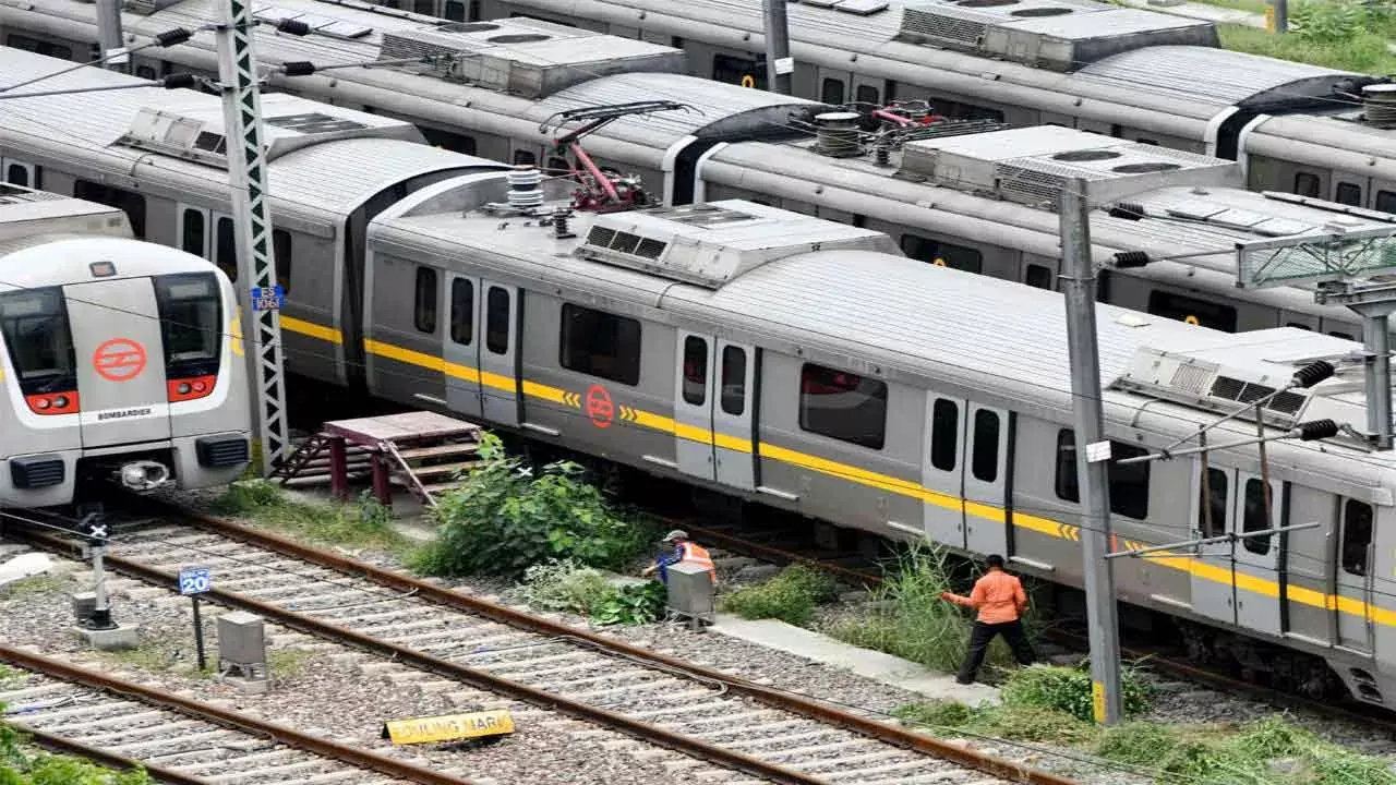 Delhi Metro : మధ్యాహ్నం నుంచి ఢిల్లీ మెట్రో సేవలు ప్రారంభం Delhi Metro : మధ్యాహ్నం నుంచి ఢిల్లీ మెట్రో సేవలు ప్రారంభం