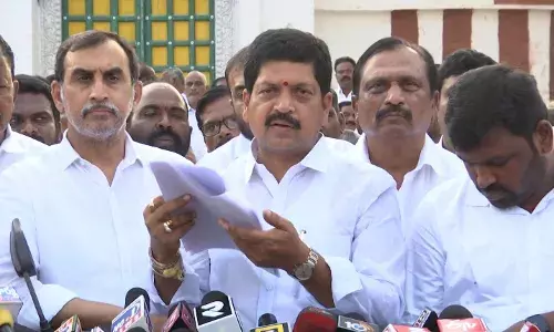 AP: చేనేత కుటుంబానికి అండగా విపక్షాలు AP: చేనేత కుటుంబానికి అండగా విపక్షాలు