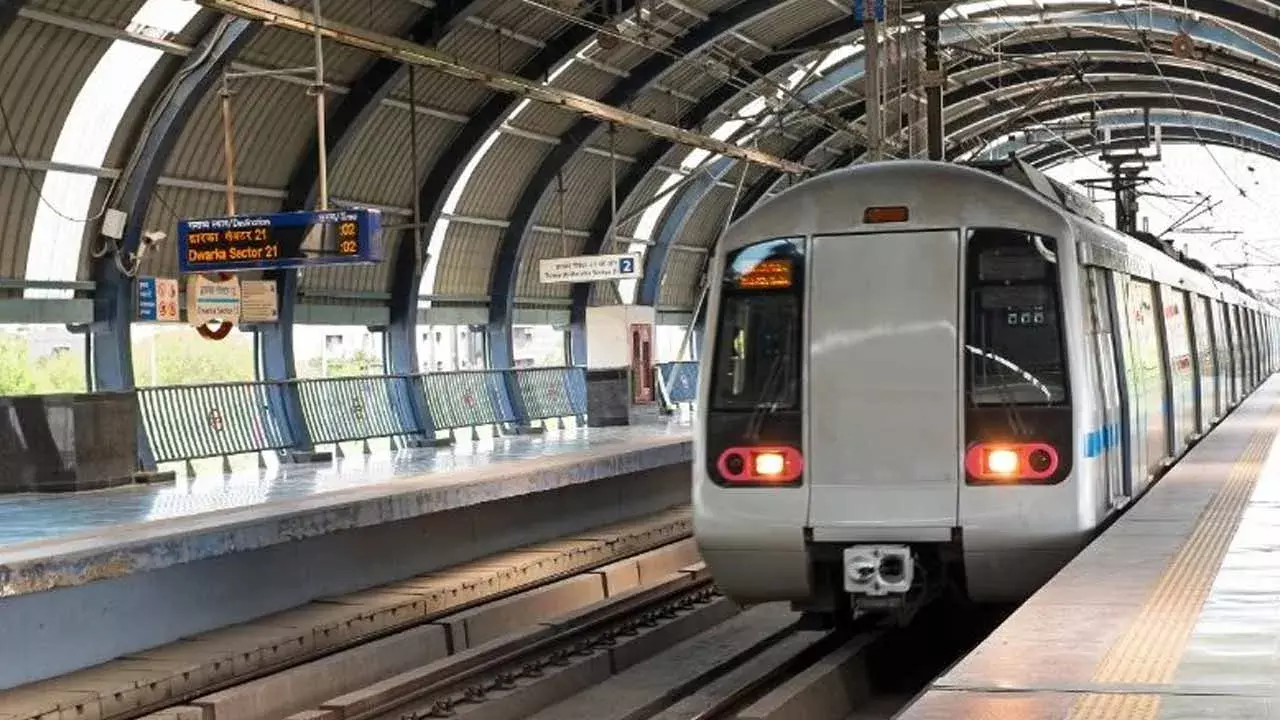 Social Media : లైక్స్ కోంస బైక్పై అమ్మాయిల ఓవరాక్షన్.. Social Media : లైక్స్ కోంస బైక్పై అమ్మాయిల ఓవరాక్షన్..