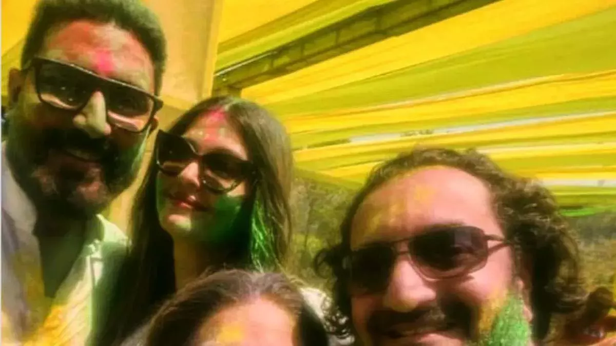 Holika Dahan : హోలీ వేడుకల్లో అమితాబ్ ఫ్యామిలీ.. ఫొటోలు వైరల్ Holika Dahan : హోలీ వేడుకల్లో అమితాబ్ ఫ్యామిలీ.. ఫొటోలు వైరల్