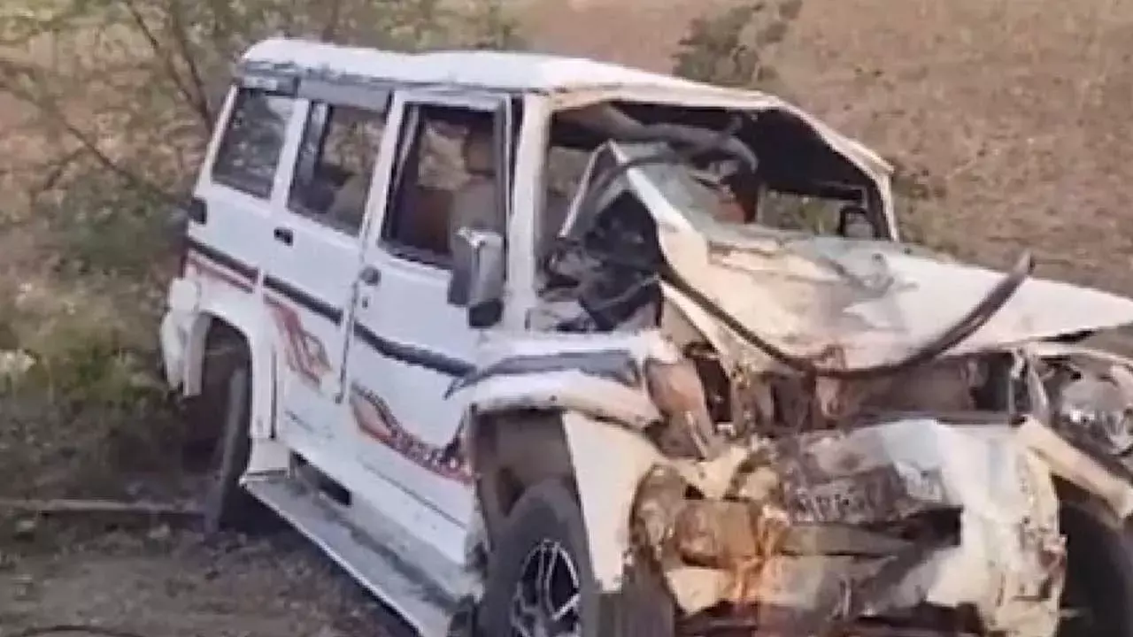 Car Accident : కారు చెట్టును ఢీకొని, ముగ్గురు మృతి