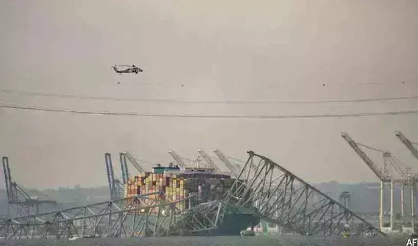 US Bridge Collapse: అమెరికాలో ఓడ ఢీకొని కుప్పకూలిన బ్రిడ్జి US Bridge Collapse: అమెరికాలో ఓడ ఢీకొని కుప్పకూలిన బ్రిడ్జి