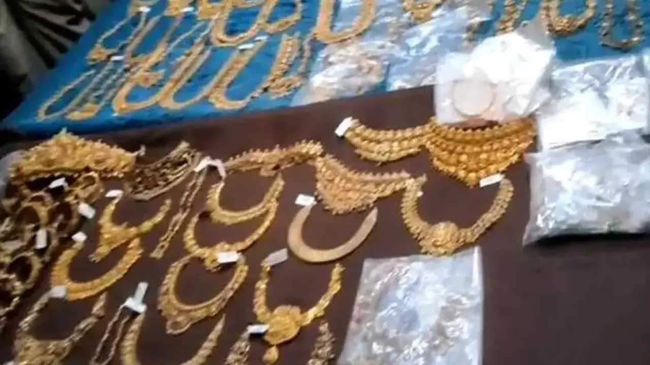 Checkpost : చెక్పోస్టు వద్ద తనిఖీలు.. 4 కోట్ల విలువైన ఆభరణాలు స్వాధీనం Checkpost : చెక్పోస్టు వద్ద తనిఖీలు.. 4 కోట్ల విలువైన ఆభరణాలు స్వాధీనం