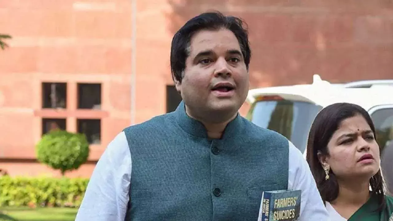 Uttar Pradesh : కాంగ్రెస్ లోకి వరుణ్ గాంధీ .. అధిర్ రంజన్ చౌదరి ఆహ్వానం Uttar Pradesh : కాంగ్రెస్ లోకి వరుణ్ గాంధీ .. అధిర్ రంజన్ చౌదరి ఆహ్వానం