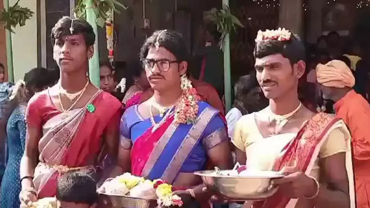 Holi Special : స్త్రీలా ముస్తాబైన పురుషులు.. అక్కడ హోలీ స్పెషల్ ఇదే Holi Special : స్త్రీలా ముస్తాబైన పురుషులు.. అక్కడ హోలీ స్పెషల్ ఇదే