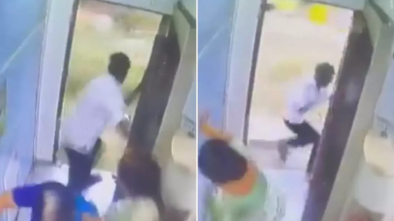 Viral : వృద్ధురాలి గొలుసు లాక్కుని.. కదులుతున్న రైలు నుంచి దూకి.. Viral : వృద్ధురాలి గొలుసు లాక్కుని.. కదులుతున్న రైలు నుంచి దూకి..