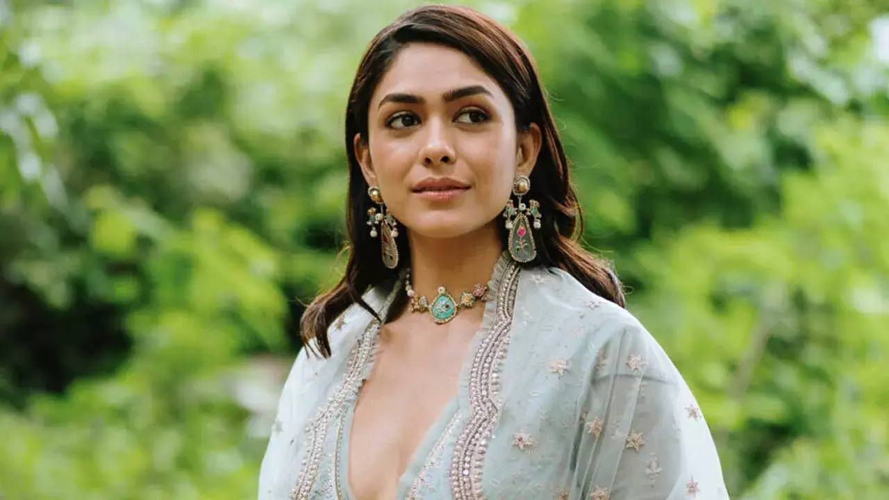 Mrunal Thakur : డాక్టర్ కాబోయి.. యాక్ట్రెస్ అయ్యాను :మృణాల్ ఠాకూర్ Mrunal Thakur : డాక్టర్ కాబోయి.. యాక్ట్రెస్ అయ్యాను :మృణాల్ ఠాకూర్