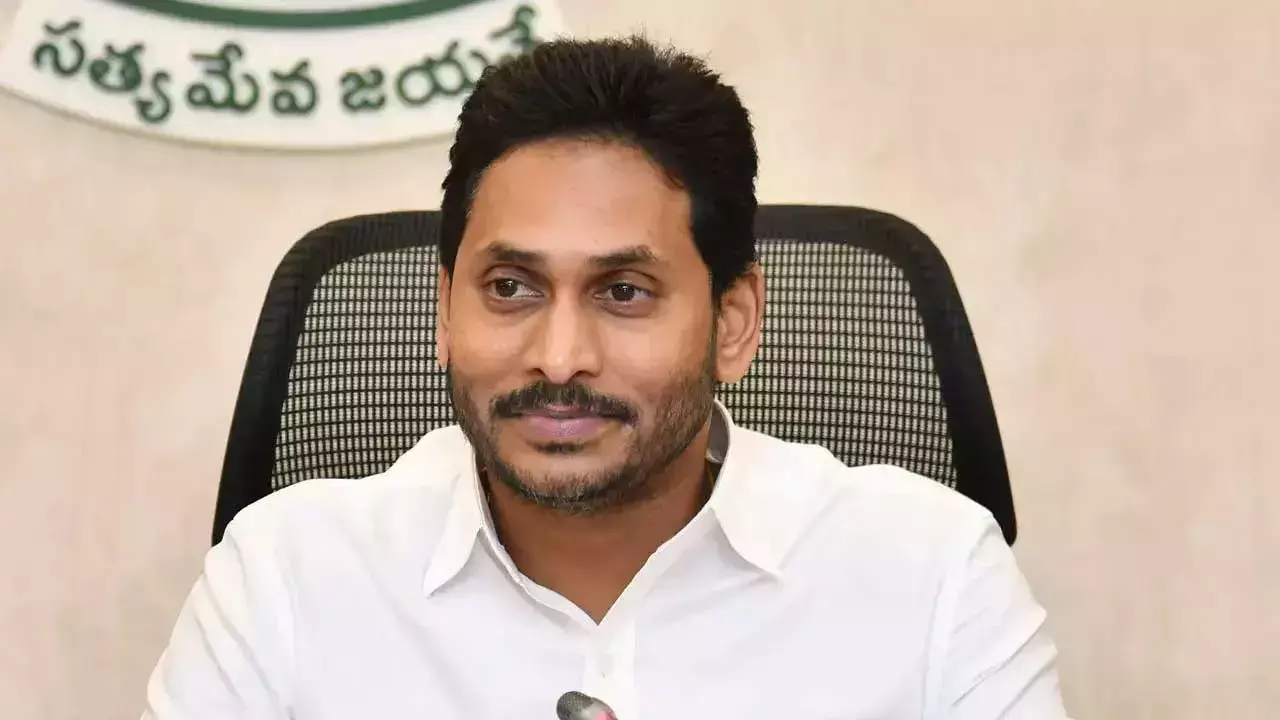 AP : ప్రజలు, దేవుడు మాత్రమే నాతో ఉన్నారు : సీఎం జగన్ AP : ప్రజలు, దేవుడు మాత్రమే నాతో ఉన్నారు : సీఎం జగన్