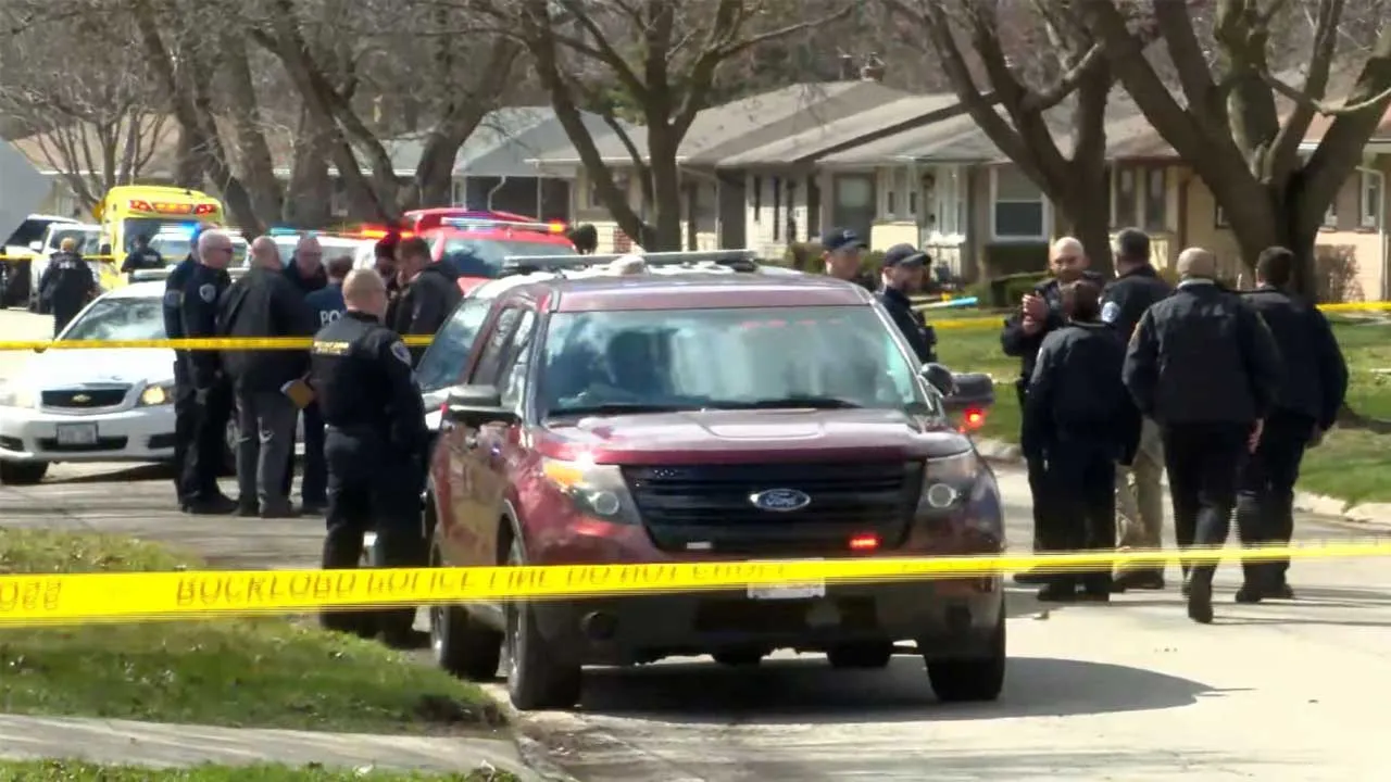 Illinois Stabbings : ఇల్లినాయిస్లో కత్తిపోట్లతో నలుగురు మృతి, ఏడుగురికి గాయాలు Illinois Stabbings : ఇల్లినాయిస్లో కత్తిపోట్లతో నలుగురు మృతి, ఏడుగురికి గాయాలు