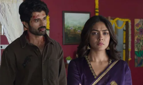 Family Star Trailer OUT: ఫన్, డ్రామా, యాక్షన్స్.. అన్నీ కలగలిపిన విజయ్, మృణాల్ మూవీ Family Star Trailer OUT: ఫన్, డ్రామా, యాక్షన్స్.. అన్నీ కలగలిపిన విజయ్, మృణాల్ మూవీ