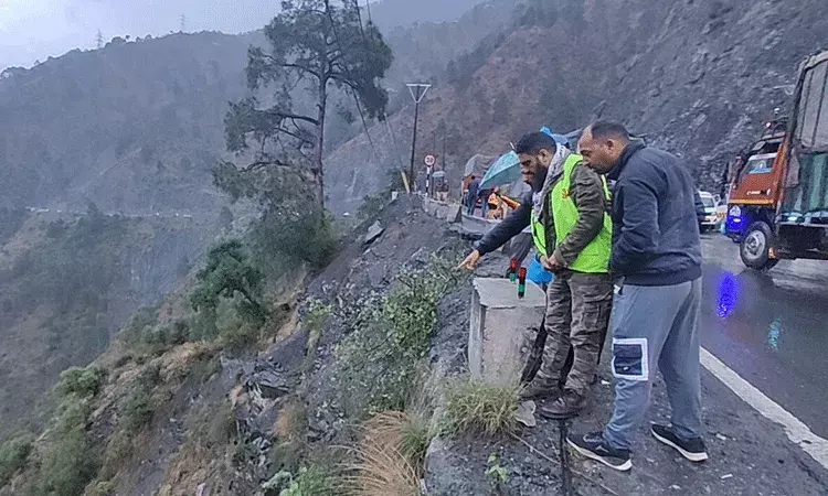 జమ్మూ-శ్రీనగర్ జాతీయ రహదారిపై ప్రమాదం.. లోయలోకి దూసుకెళ్లిన క్యాబ్ 10 మంది మృతి జమ్మూ-శ్రీనగర్ జాతీయ రహదారిపై ప్రమాదం.. లోయలోకి దూసుకెళ్లిన క్యాబ్ 10 మంది మృతి