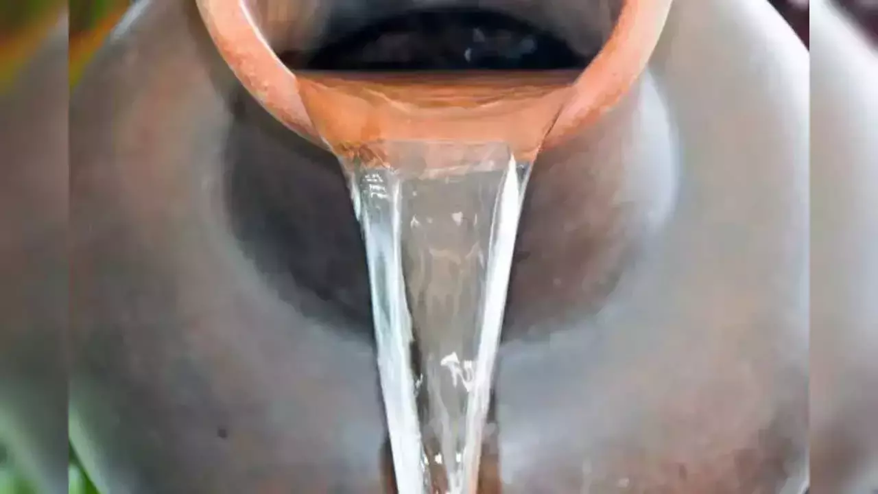 మట్టి కుండలో నీళ్లు తాగితే కలిగే ప్రయోజనాలు! మట్టి కుండలో నీళ్లు తాగితే కలిగే ప్రయోజనాలు!