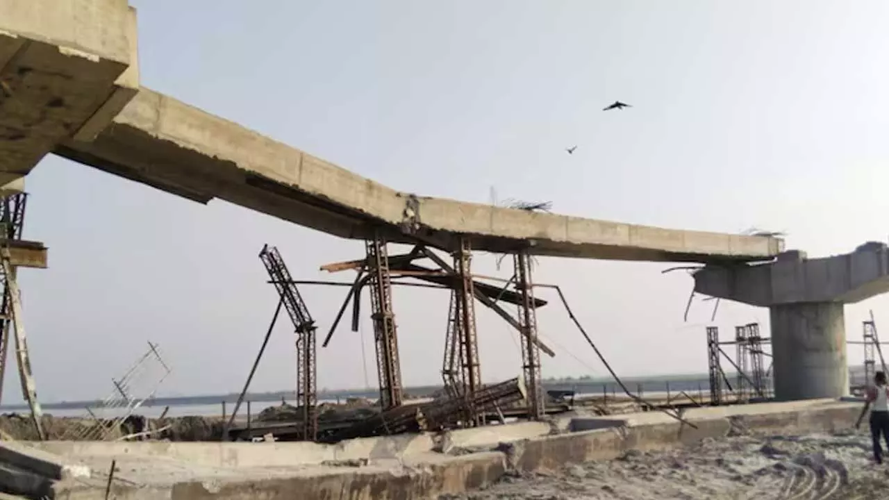 Uttar Pradesh : కూలిన నిర్మాణంలో ఉన్న వంతెన Uttar Pradesh : కూలిన నిర్మాణంలో ఉన్న వంతెన