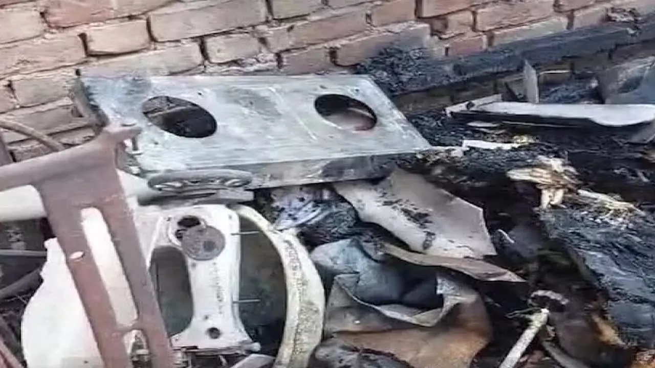 UP : యూపీలో విషాదం..  సిలిండర్ పేలి నలుగురు మృతి UP : యూపీలో విషాదం..  సిలిండర్ పేలి నలుగురు మృతి