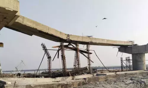 Uttar Pradesh : కూలిన నిర్మాణంలో ఉన్న వంతెన