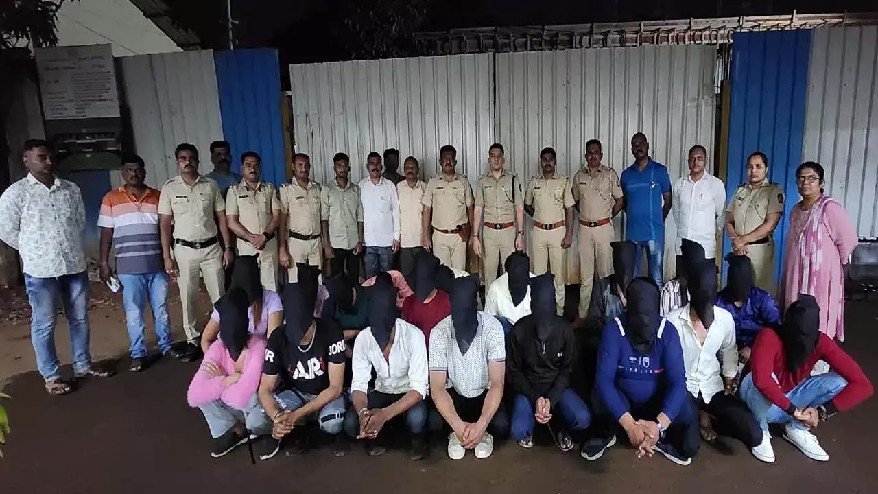 Pornographic Videos :  పోర్న్ వీడియోలు షూట్ చేసిన కేసులో 13మంది అరెస్ట్ Pornographic Videos :  పోర్న్ వీడియోలు షూట్ చేసిన కేసులో 13మంది అరెస్ట్