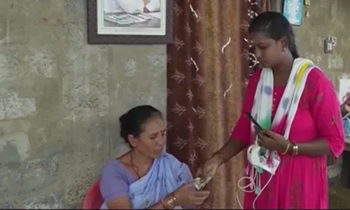 EC: వాలంటీర్లతో పింఛన్ల పంపిణీ వద్దు EC: వాలంటీర్లతో పింఛన్ల పంపిణీ వద్దు