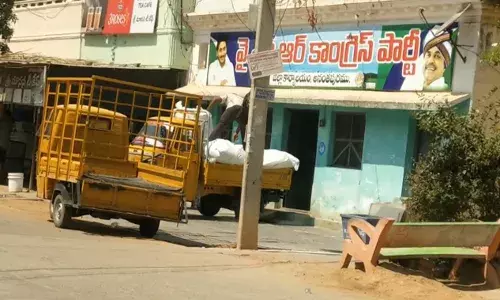 AP: యథేచ్ఛగా బహుమతులు పంపిణీ చేస్తున్న వైసీపీ