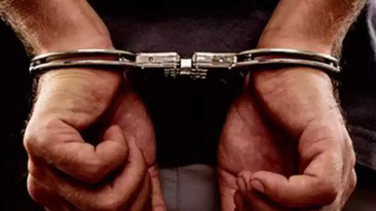 Robbery : మహిళను హతమార్చి, నగల చోరీకి యత్నం.. ఇద్దరు అరెస్ట్ Robbery : మహిళను హతమార్చి, నగల చోరీకి యత్నం.. ఇద్దరు అరెస్ట్