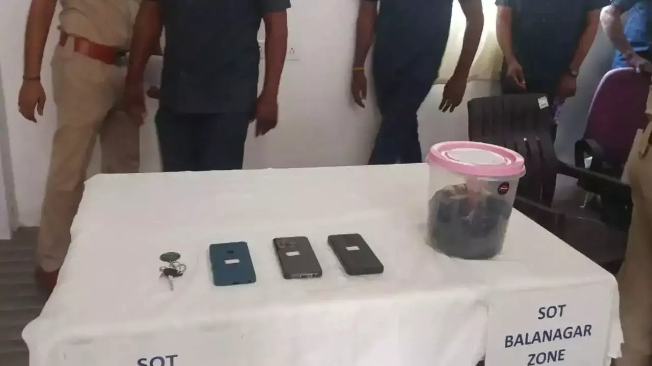 Smuggler : కాలేజీ క్యాంపస్ సమీపంలో హషీష్ ఆయిల్ స్మగ్లర్ల పట్టివేత Smuggler : కాలేజీ క్యాంపస్ సమీపంలో హషీష్ ఆయిల్ స్మగ్లర్ల పట్టివేత