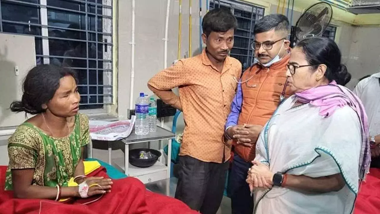 West Bengal : 5కి చేరిన తుఫాను మృతుల సంఖ్య.. దీదీ పరామర్శ West Bengal : 5కి చేరిన తుఫాను మృతుల సంఖ్య.. దీదీ పరామర్శ