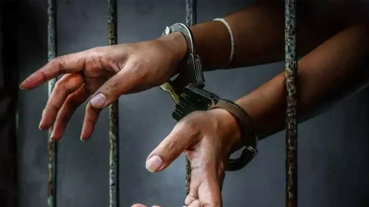 Robbery : పట్టపగలే చోరీకి యత్నం.. 24గంటల్లో దుండగుడు అరెస్ట్ Robbery : పట్టపగలే చోరీకి యత్నం.. 24గంటల్లో దుండగుడు అరెస్ట్