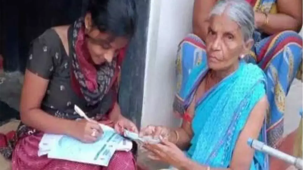 AP : ఏపీలో పెన్షన్స్ పంపిణీ ఎలా చేస్తారో తెలుసా.. AP : ఏపీలో పెన్షన్స్ పంపిణీ ఎలా చేస్తారో తెలుసా..