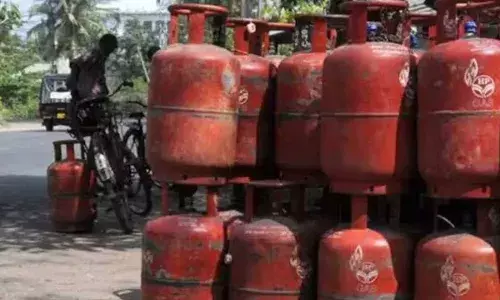 Gas Cylinders : గ్యాస్ సిలిండర్ పై భారీగా తగ్గింపు Gas Cylinders : గ్యాస్ సిలిండర్ పై భారీగా తగ్గింపు