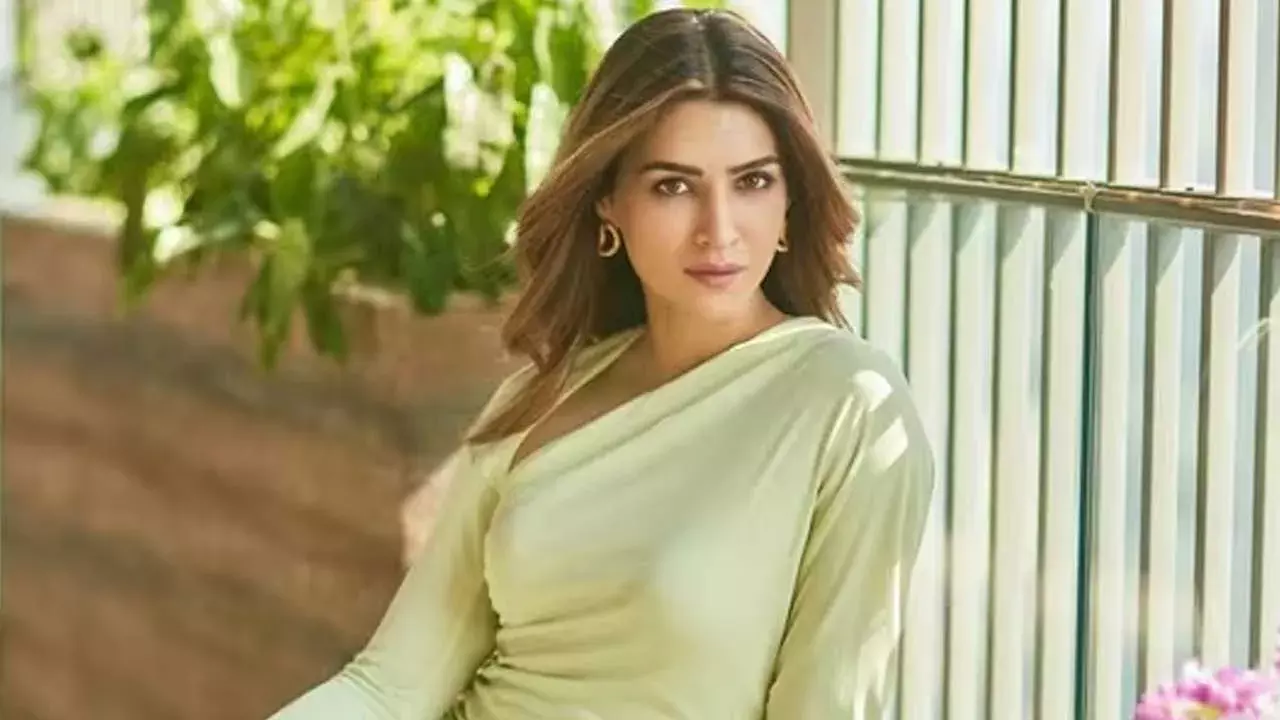 Kriti Sanon : అలాంటి వాడితోనే డేటింగ్ చేస్తా :  కృతి సనన్ Kriti Sanon : అలాంటి వాడితోనే డేటింగ్ చేస్తా :  కృతి సనన్