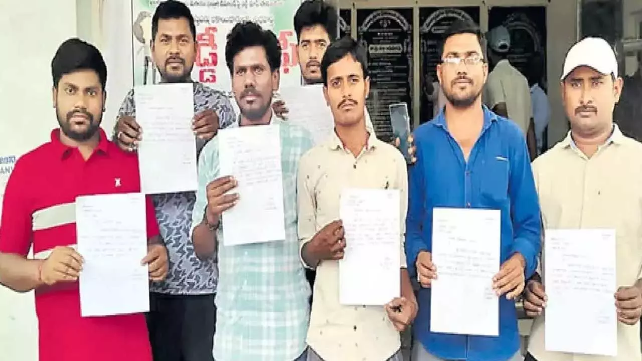 AP : సందిగ్ధంలో వాలంటీర్లు.. రాజీనామా చేయాలా? వద్దా..? AP : సందిగ్ధంలో వాలంటీర్లు.. రాజీనామా చేయాలా? వద్దా..?