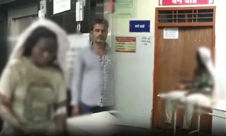 పెళ్లికి నిరాకరించిందని ప్రియురాలిపై పెట్రోల్ పోసి..