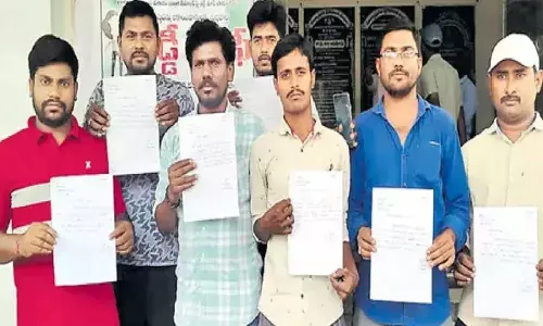 AP : సందిగ్ధంలో వాలంటీర్లు.. రాజీనామా చేయాలా? వద్దా..? AP : సందిగ్ధంలో వాలంటీర్లు.. రాజీనామా చేయాలా? వద్దా..?
