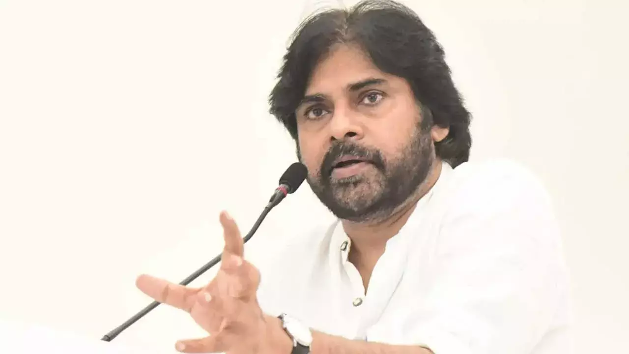 Pawan Kalyan : సన్నని బ్లేడ్లతో కోస్తున్నారన్న పవన్.. సెక్యూరిటీ టైట్ Pawan Kalyan : సన్నని బ్లేడ్లతో కోస్తున్నారన్న పవన్.. సెక్యూరిటీ టైట్